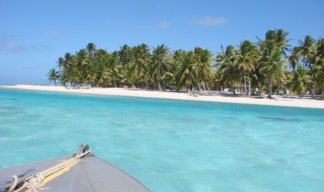 Approaching Palmerston Island in the lagoon © BW Media